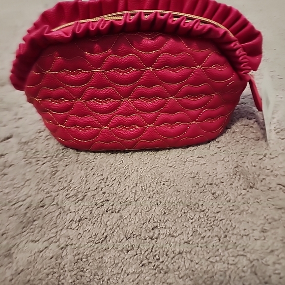 Betsey Johnson Cosmetic Lg Ruffle Fushia - Picture 2 of 4